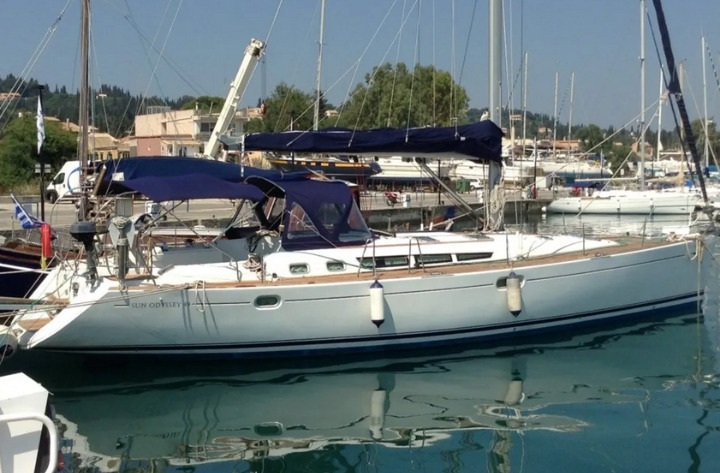 Sailing yacht 