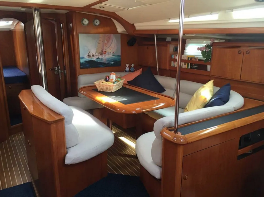 Sailing yacht 