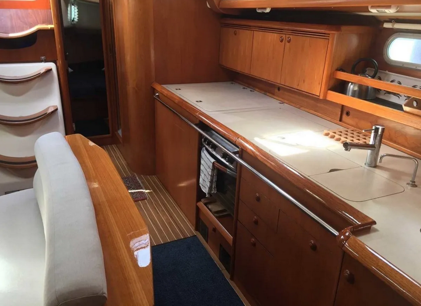 Sailing yacht 