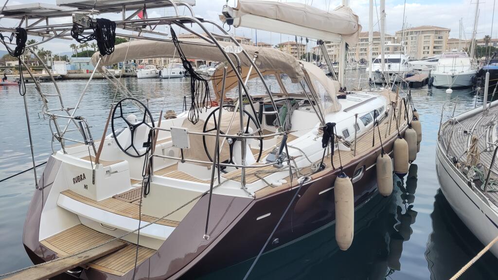 Sailing yacht 