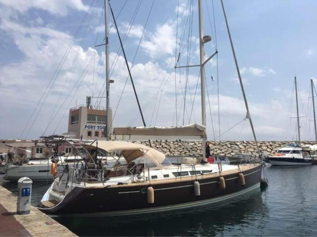 Sailing yacht 