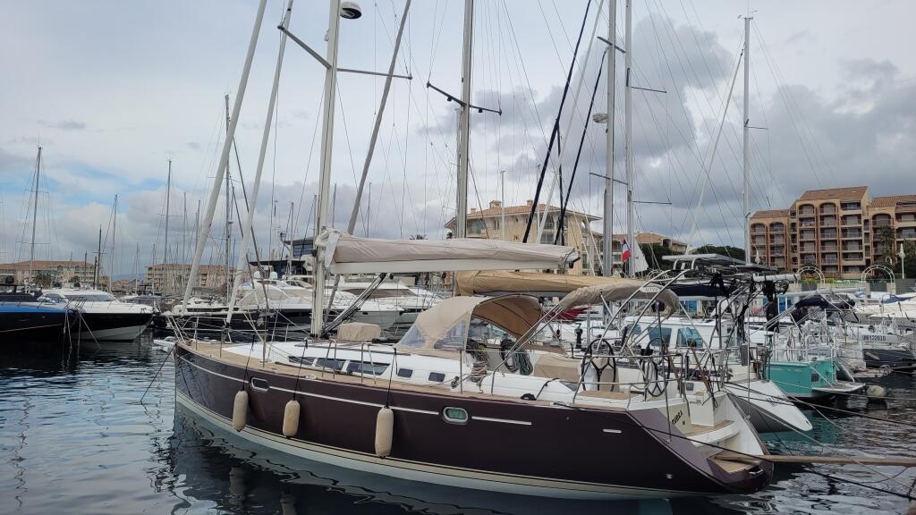 Sailing yacht 