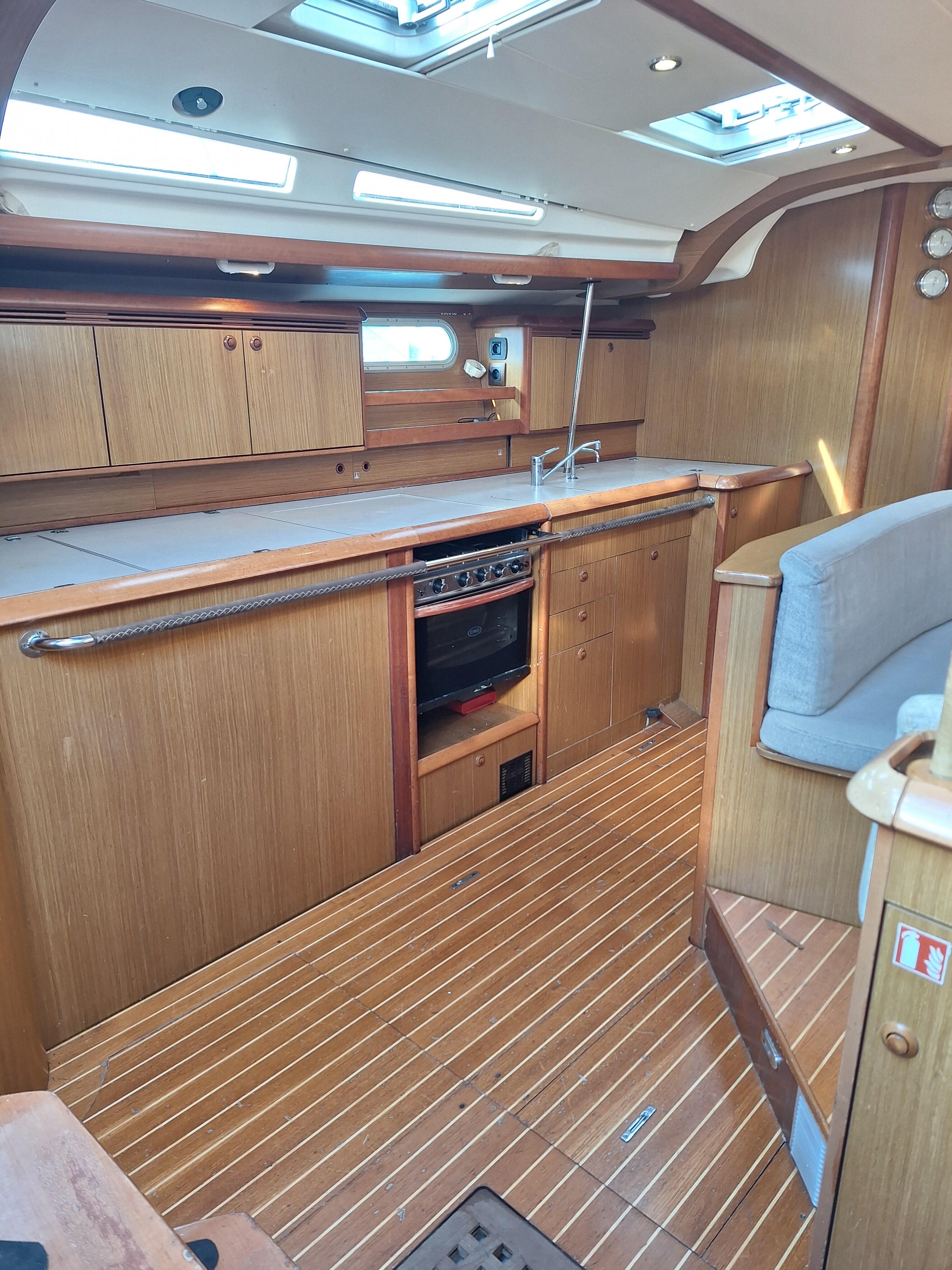 Sailing yacht 
