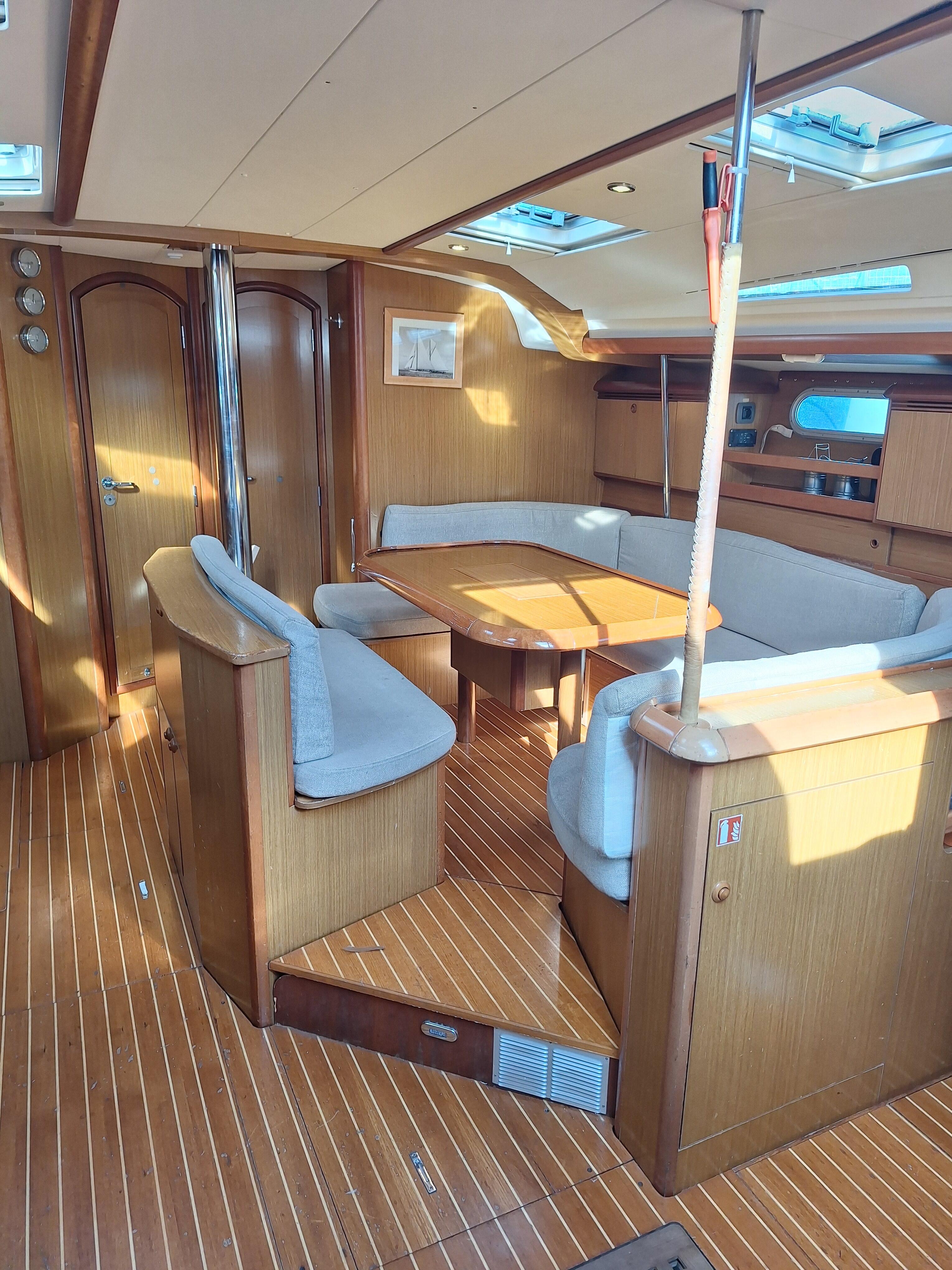 Sailing yacht 