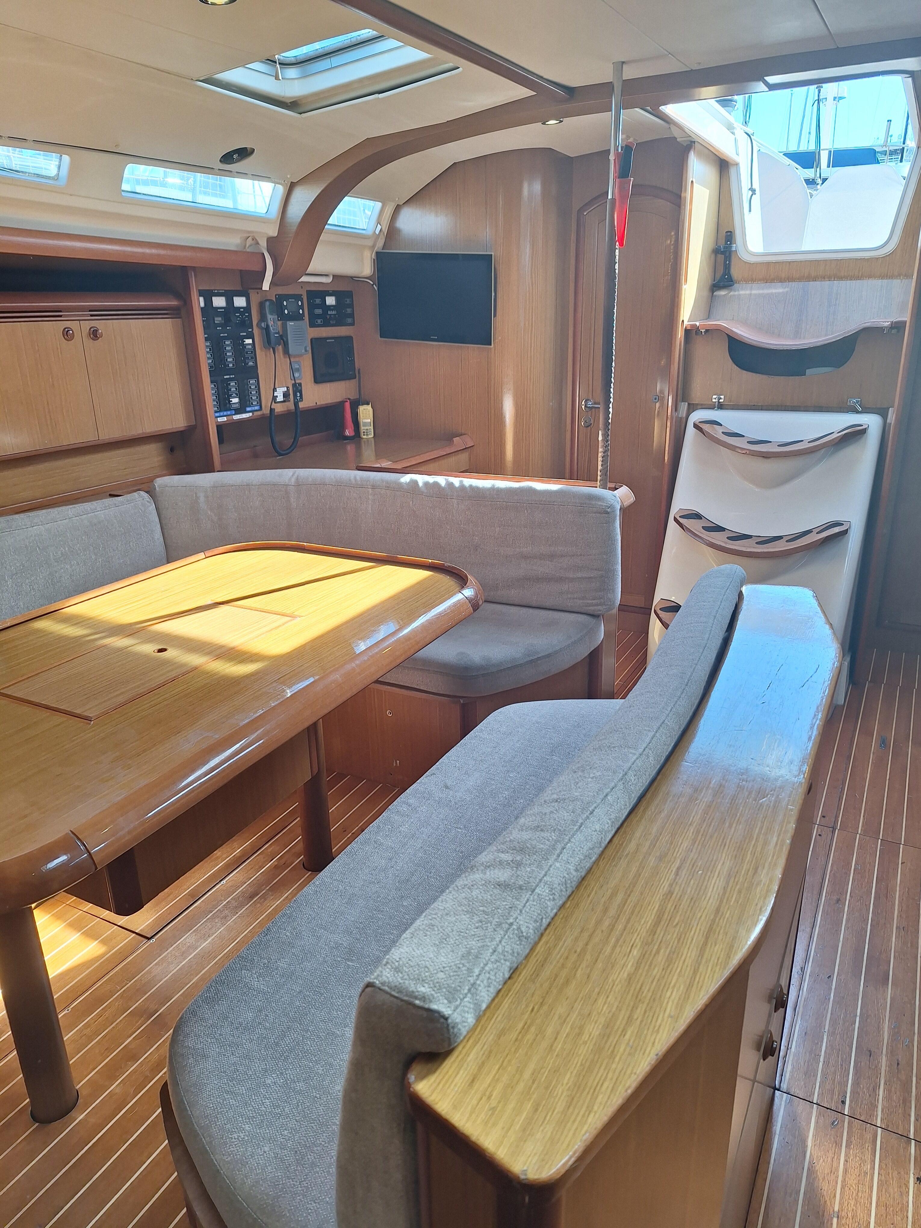 Sailing yacht 