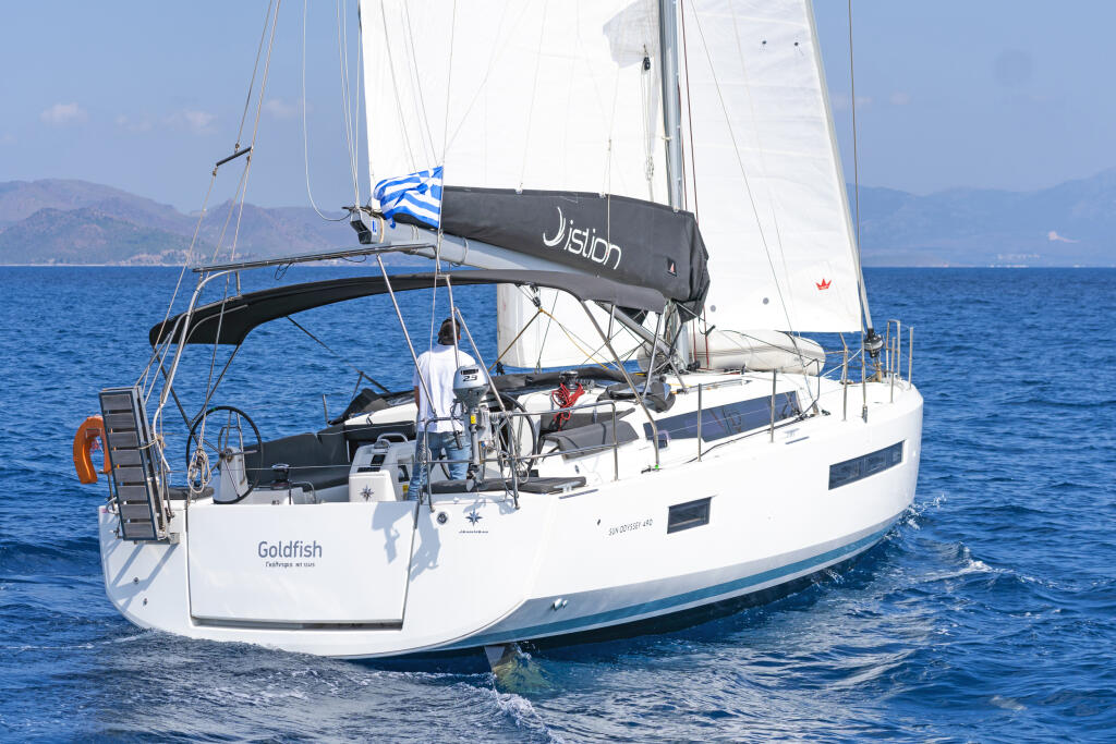 Sailing yacht 