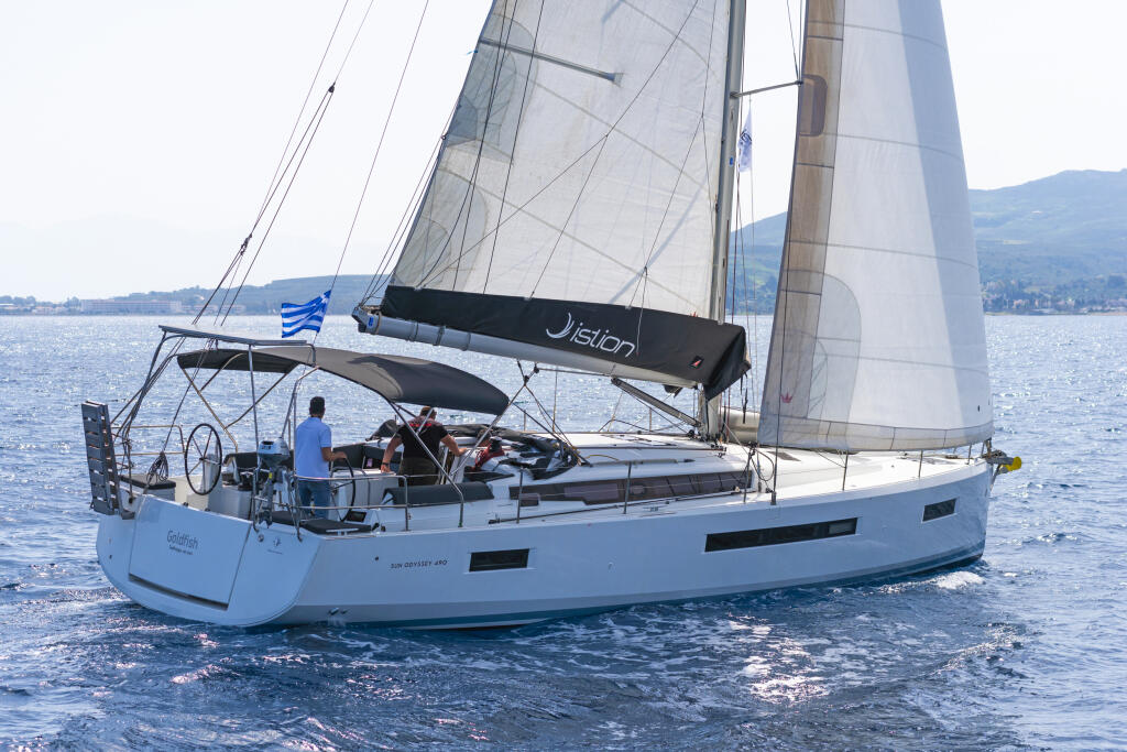 Sailing yacht 