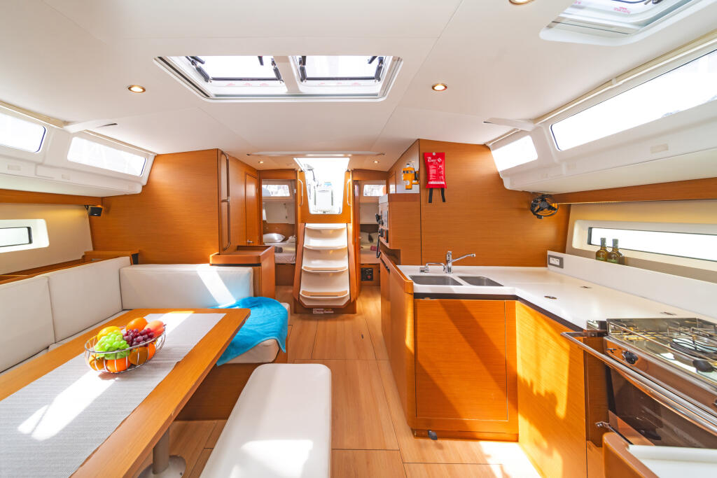Sailing yacht 