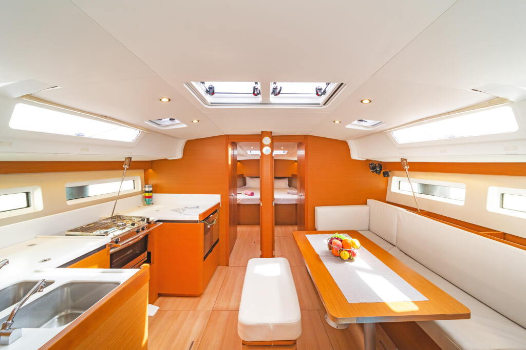Sailing yacht 