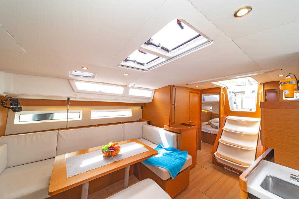 Sailing yacht 
