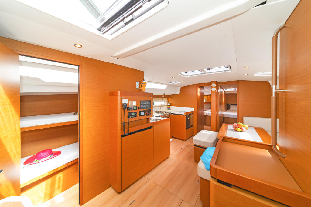 Sailing yacht 