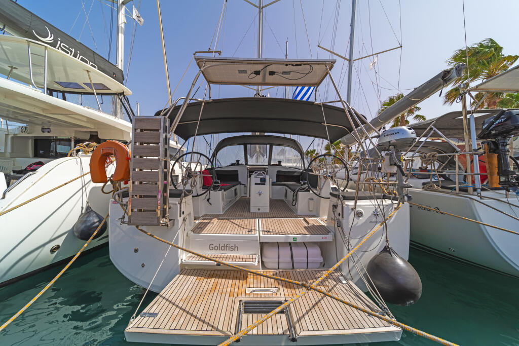 Sailing yacht 