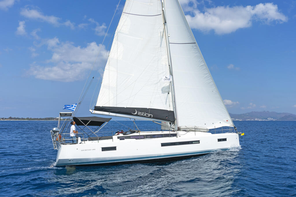 Sailing yacht 