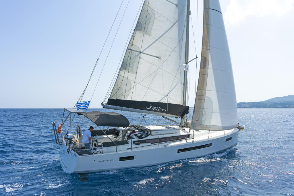 Sailing yacht 