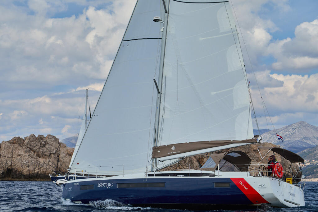 Sailing yacht 