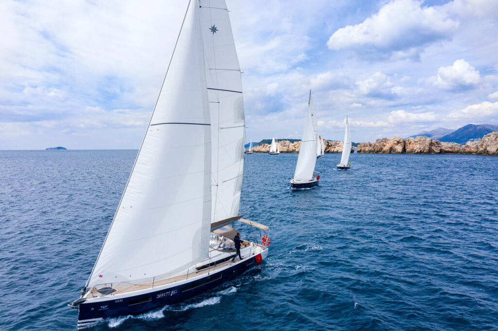 Sailing yacht 
