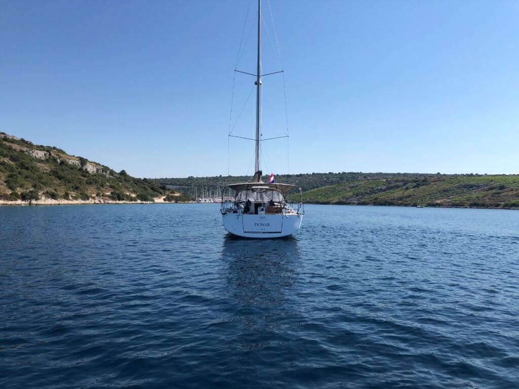 Sailing yacht 
