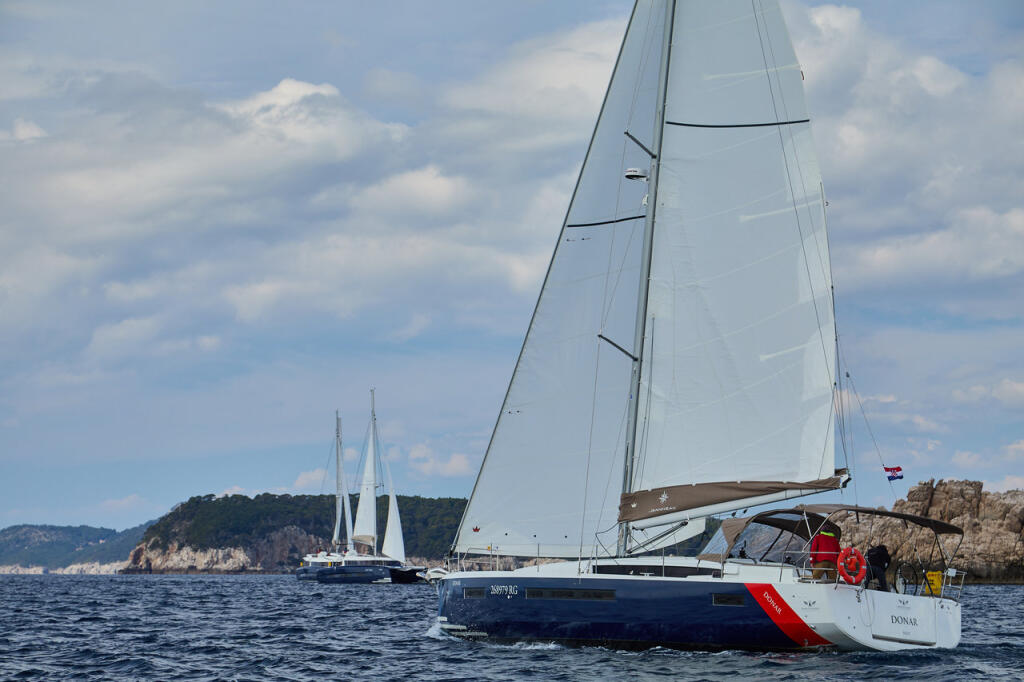Sailing yacht 