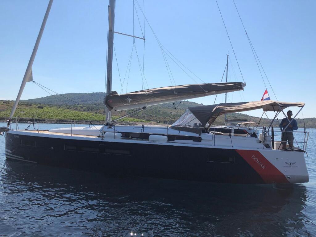 Sailing yacht 