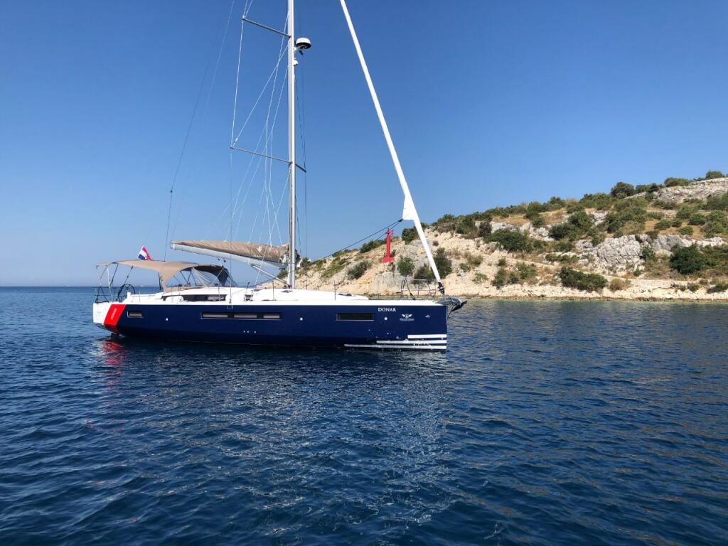 Sailing yacht 