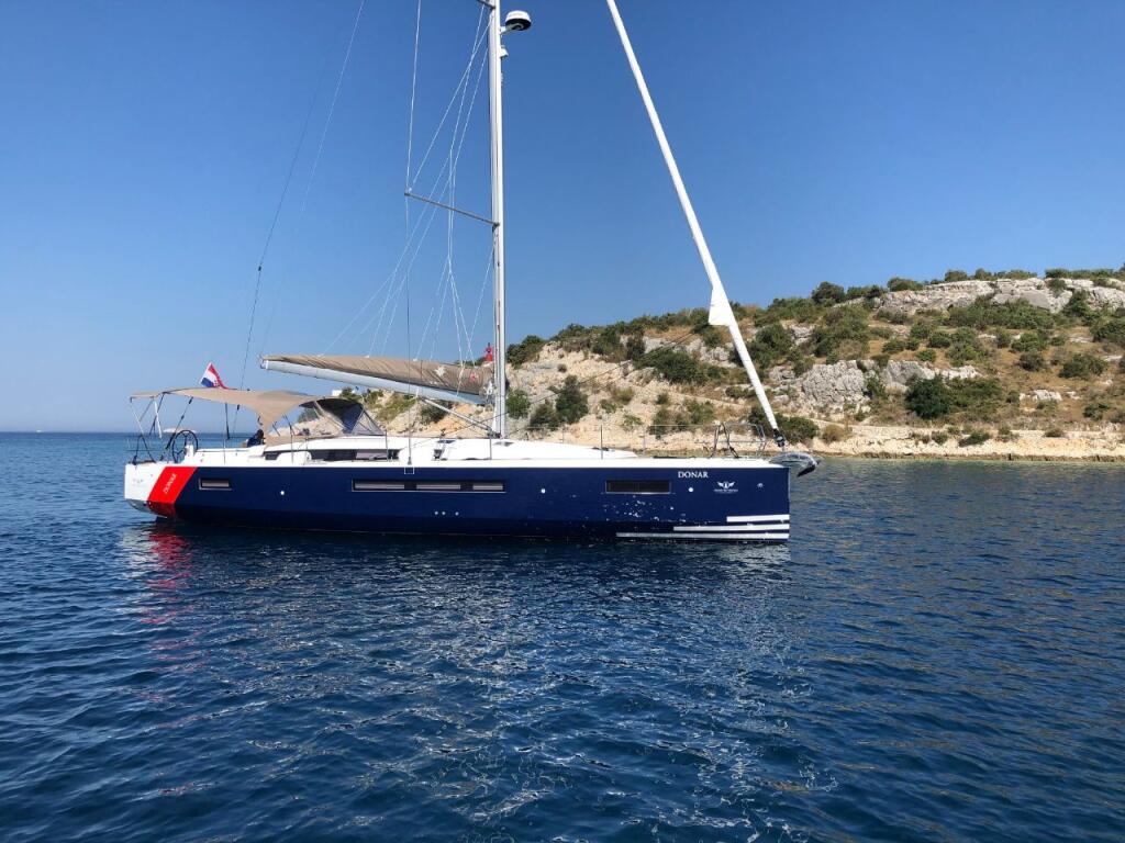 Sailing yacht 
