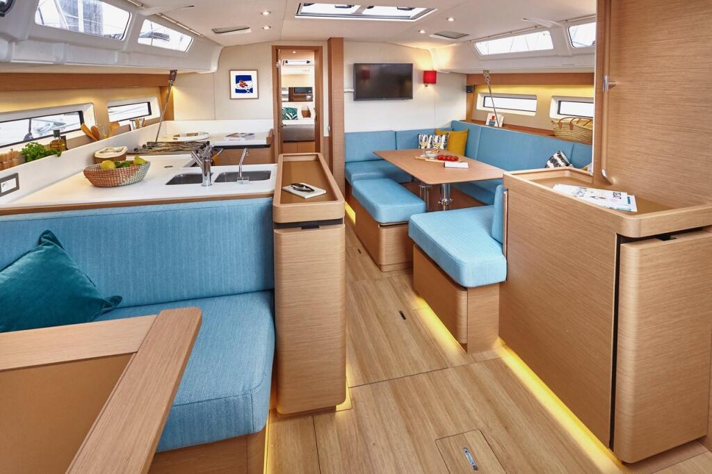 Sailing yacht 