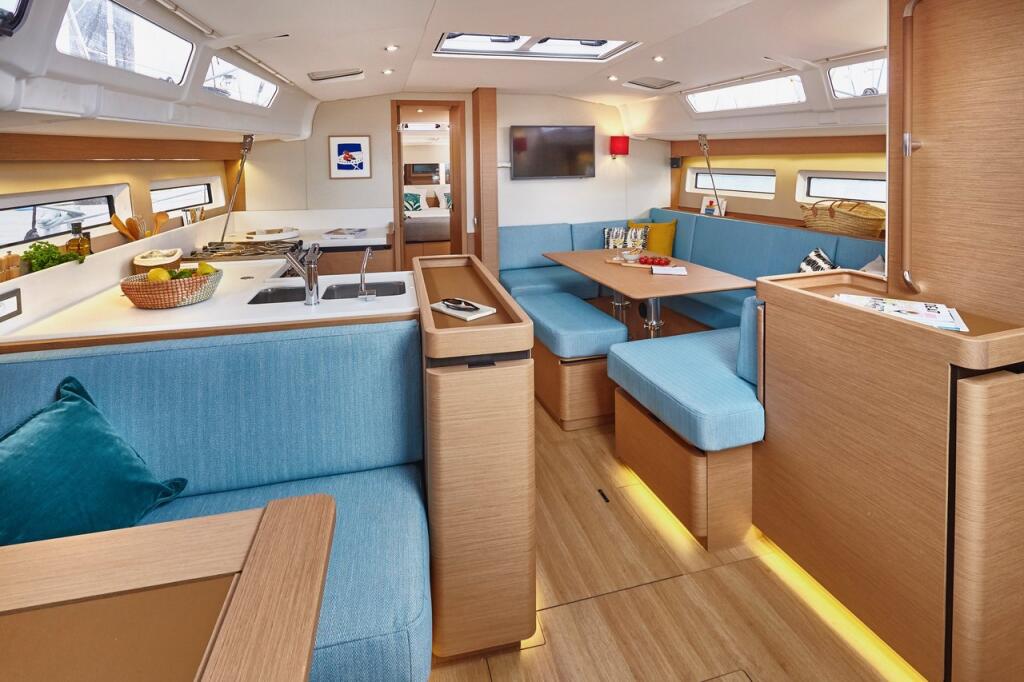 Sailing yacht 