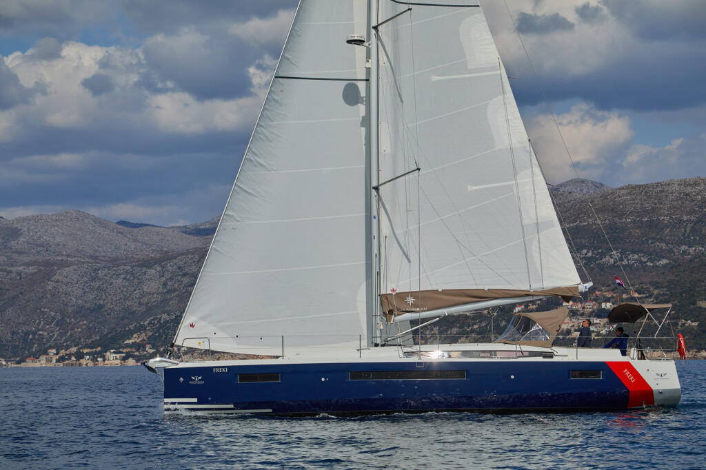 Sailing yacht 