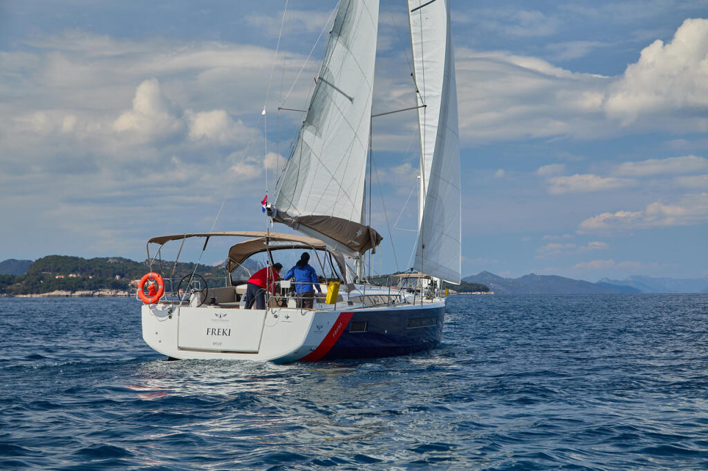 Sailing yacht 