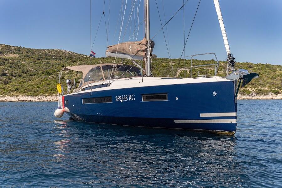 Sailing yacht 