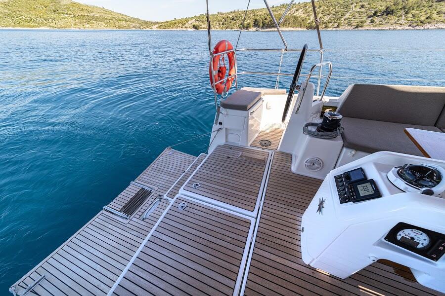 Sailing yacht 