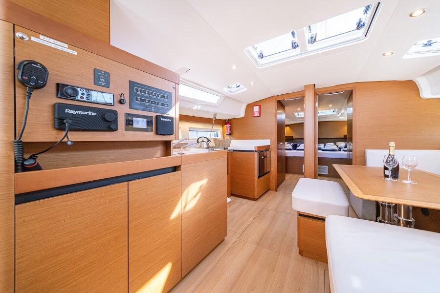 Sailing yacht 