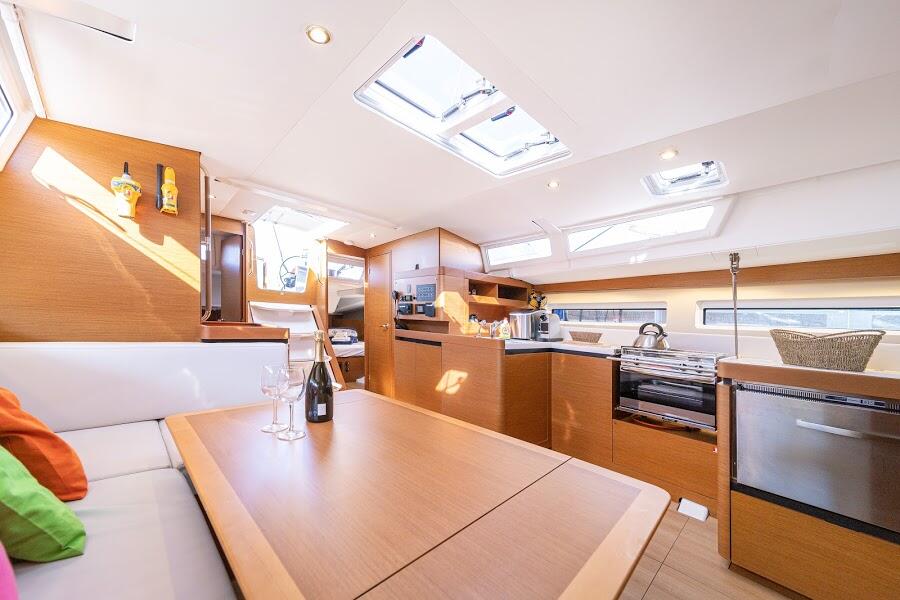 Sailing yacht 