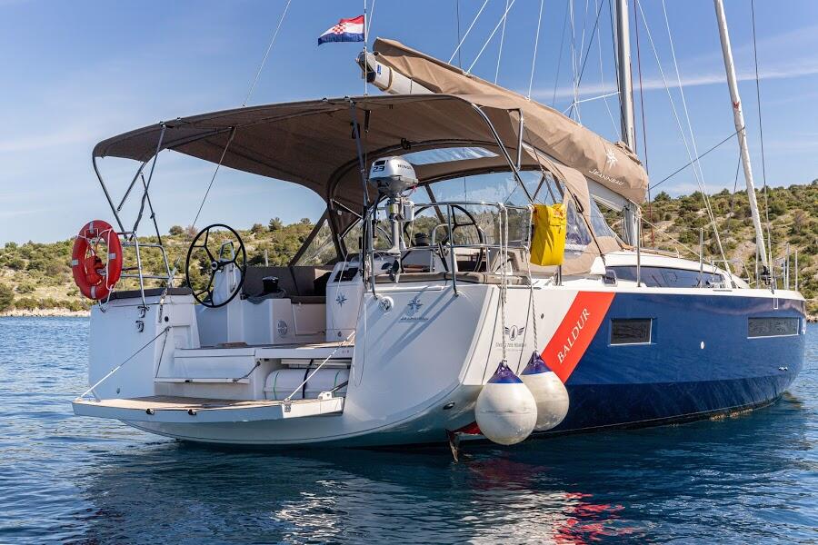 Sailing yacht 