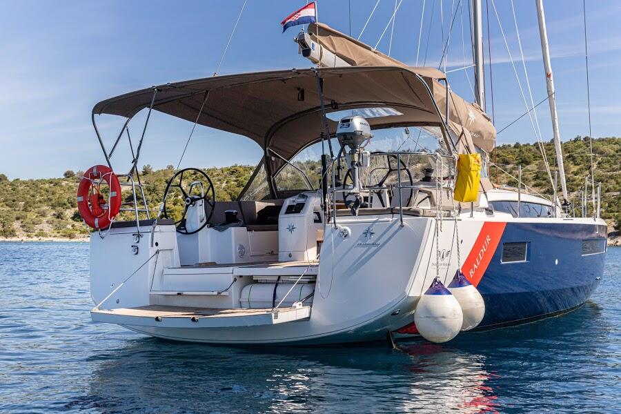 Sailing yacht 