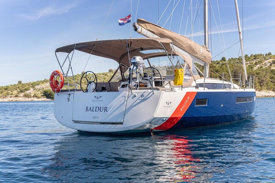 Sailing yacht 