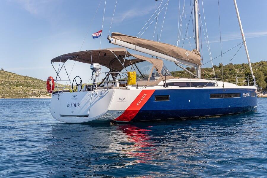 Sailing yacht 