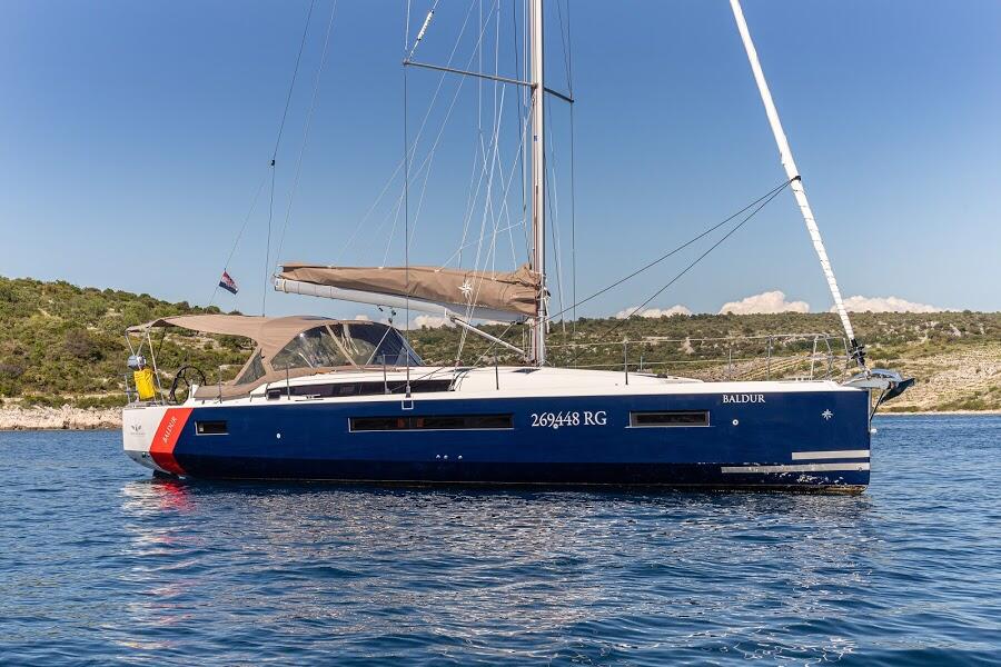 Sailing yacht 