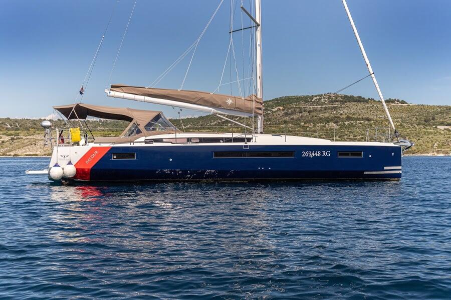 Sailing yacht 