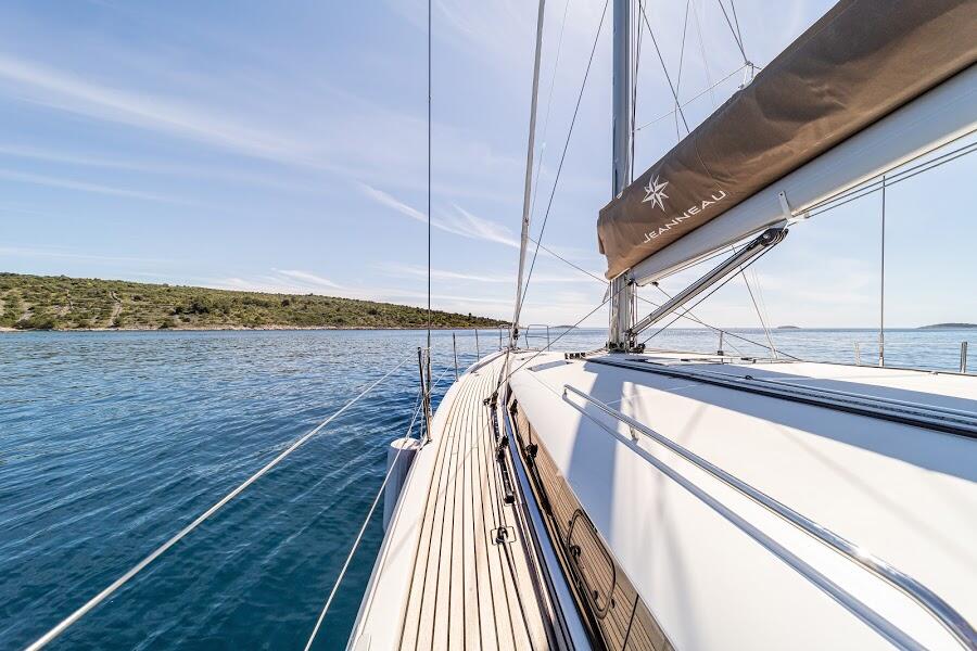 Sailing yacht 