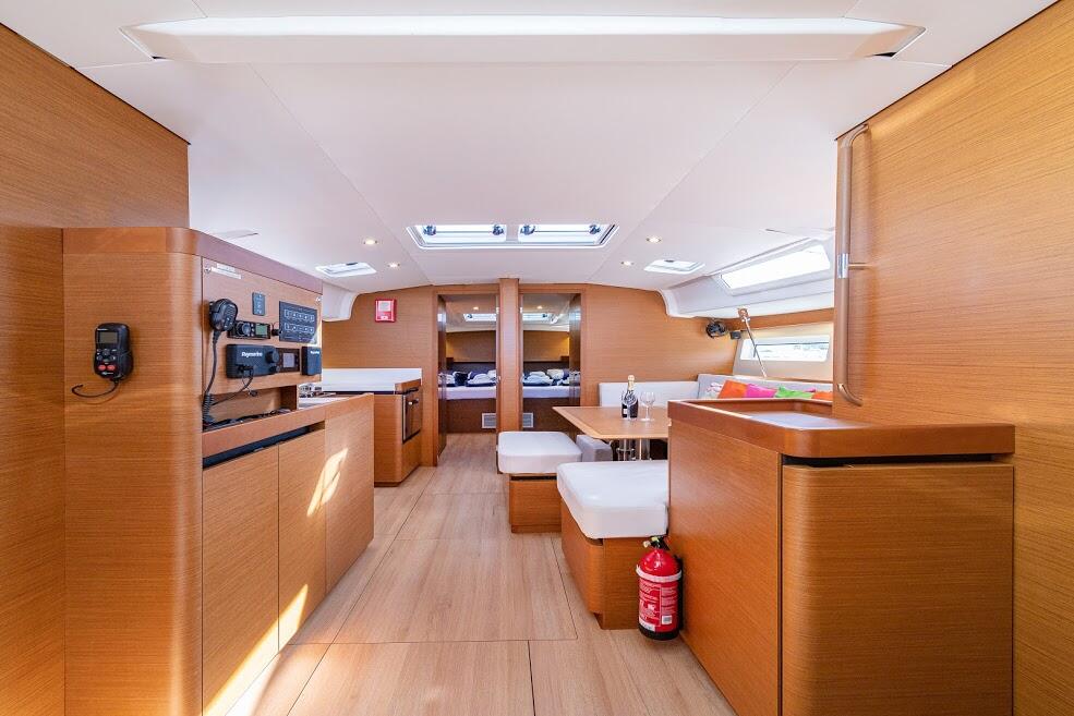Sailing yacht 