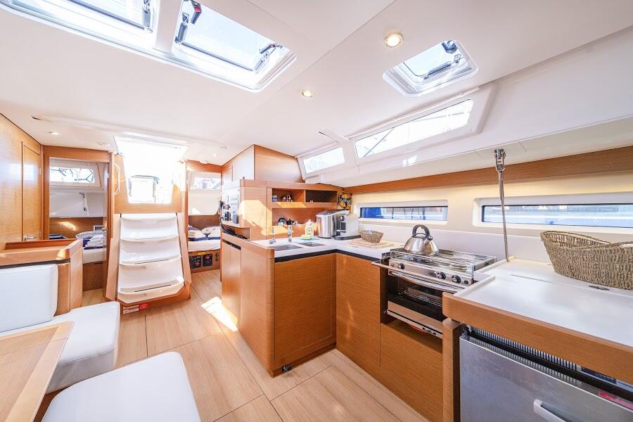 Sailing yacht 