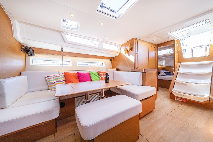 Sailing yacht 