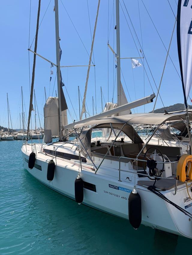 Sailing yacht 