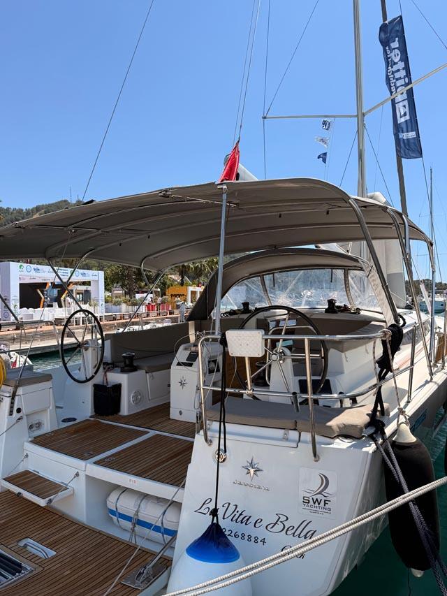 Sailing yacht 
