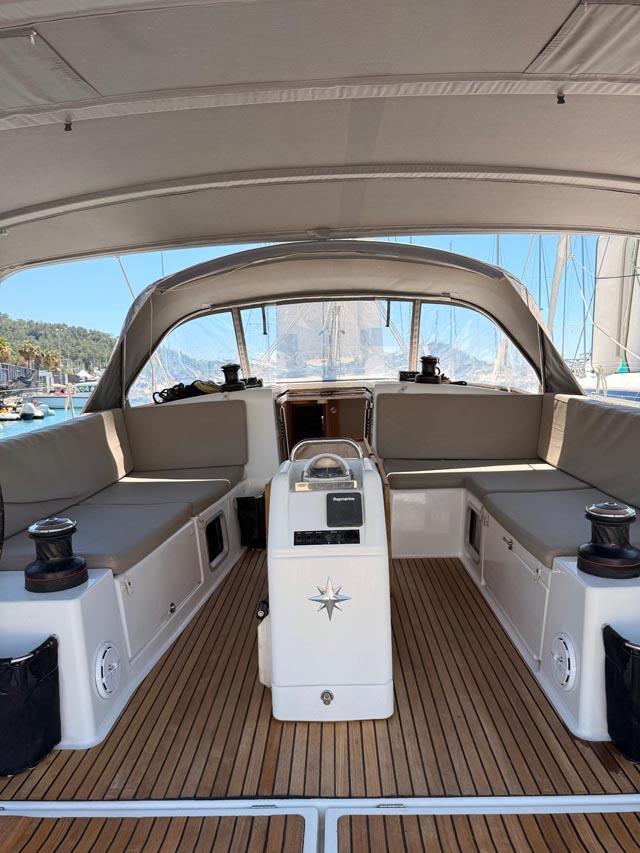 Sailing yacht 
