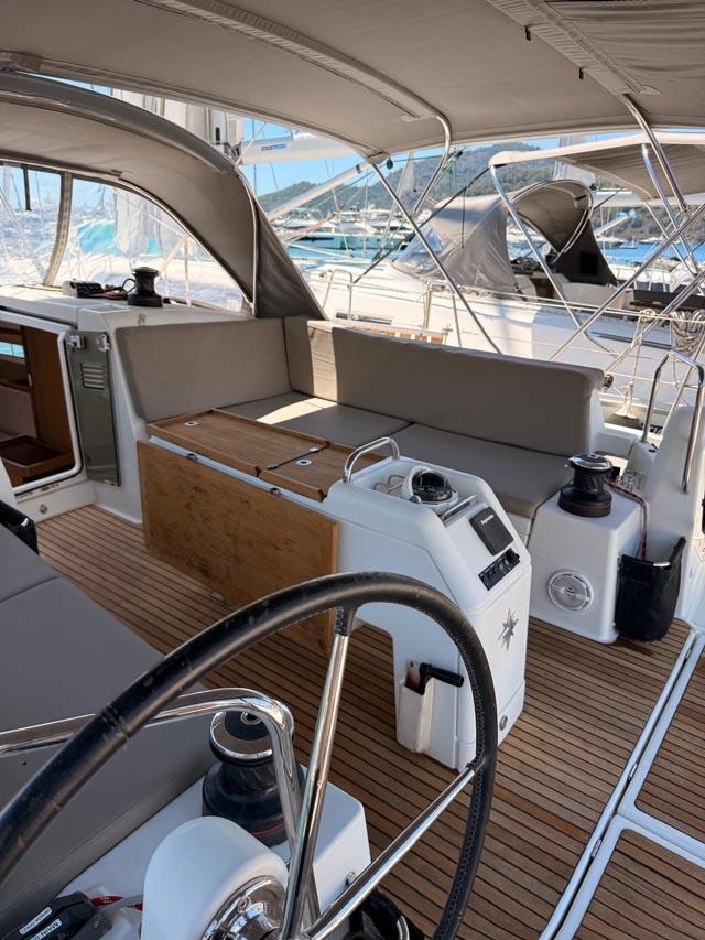 Sailing yacht 