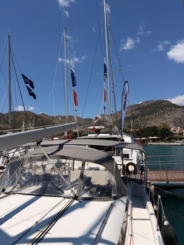 Sailing yacht 