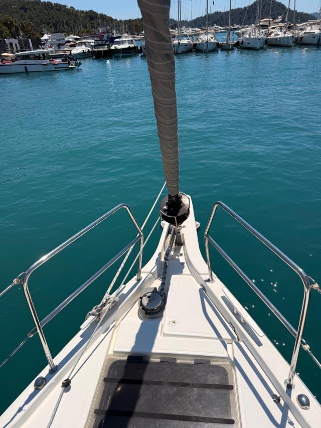 Sailing yacht 