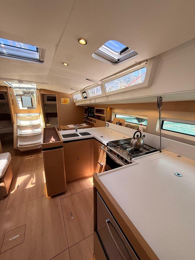 Sailing yacht 